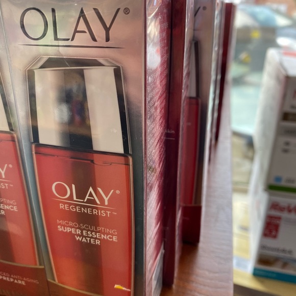 OLAY BRAND NEW IN THE BOX - Picture 3 of 3
